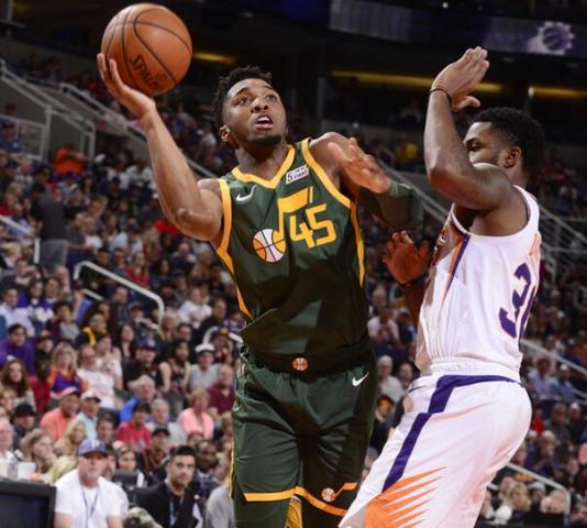  布克40分对飙米切尔，太阳关键战险胜骑士  